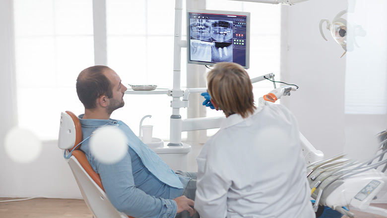 Consulta para implante dental con corona en Zaragoza